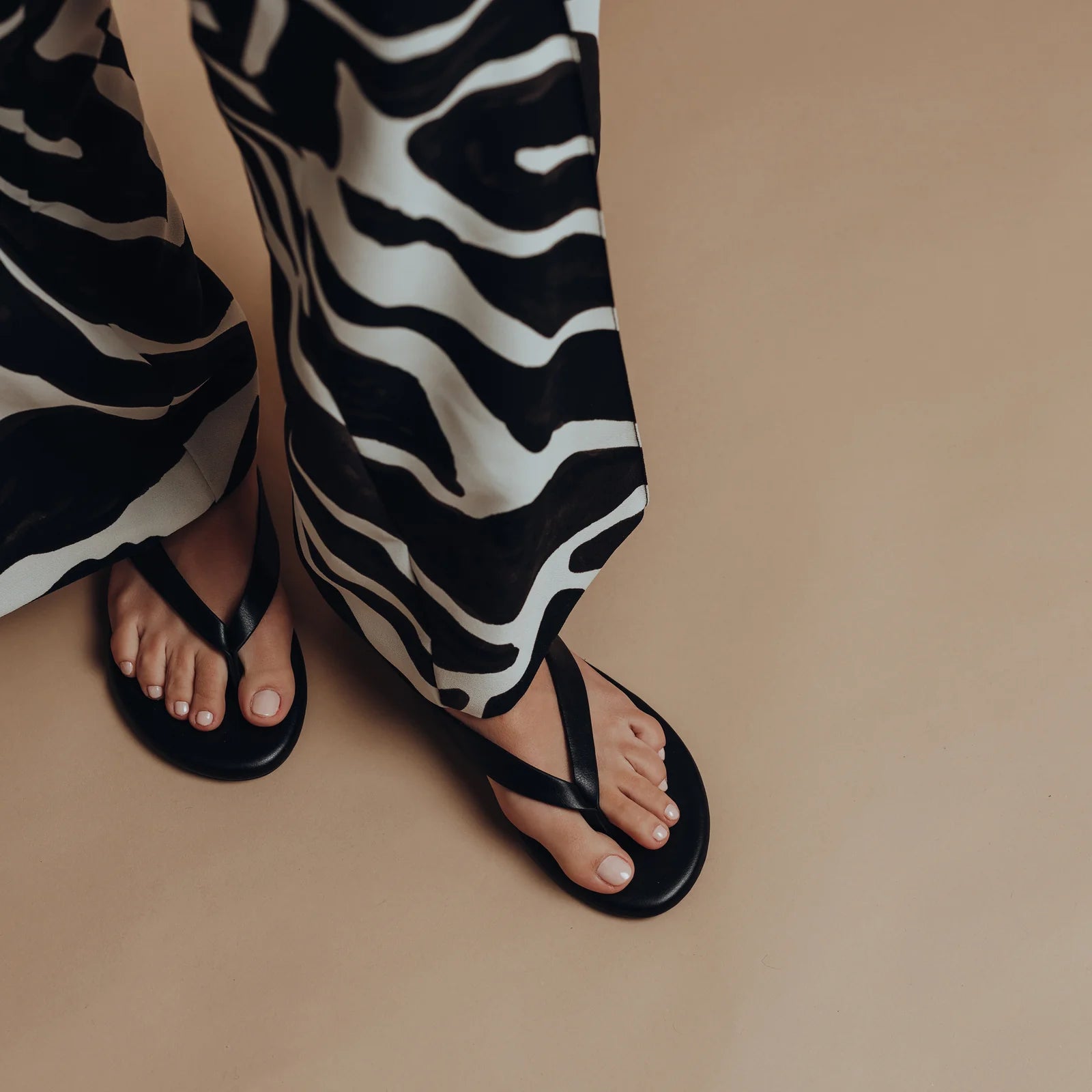 Bowie Sandal Ebene in black — detail view | Belle Mar Swim