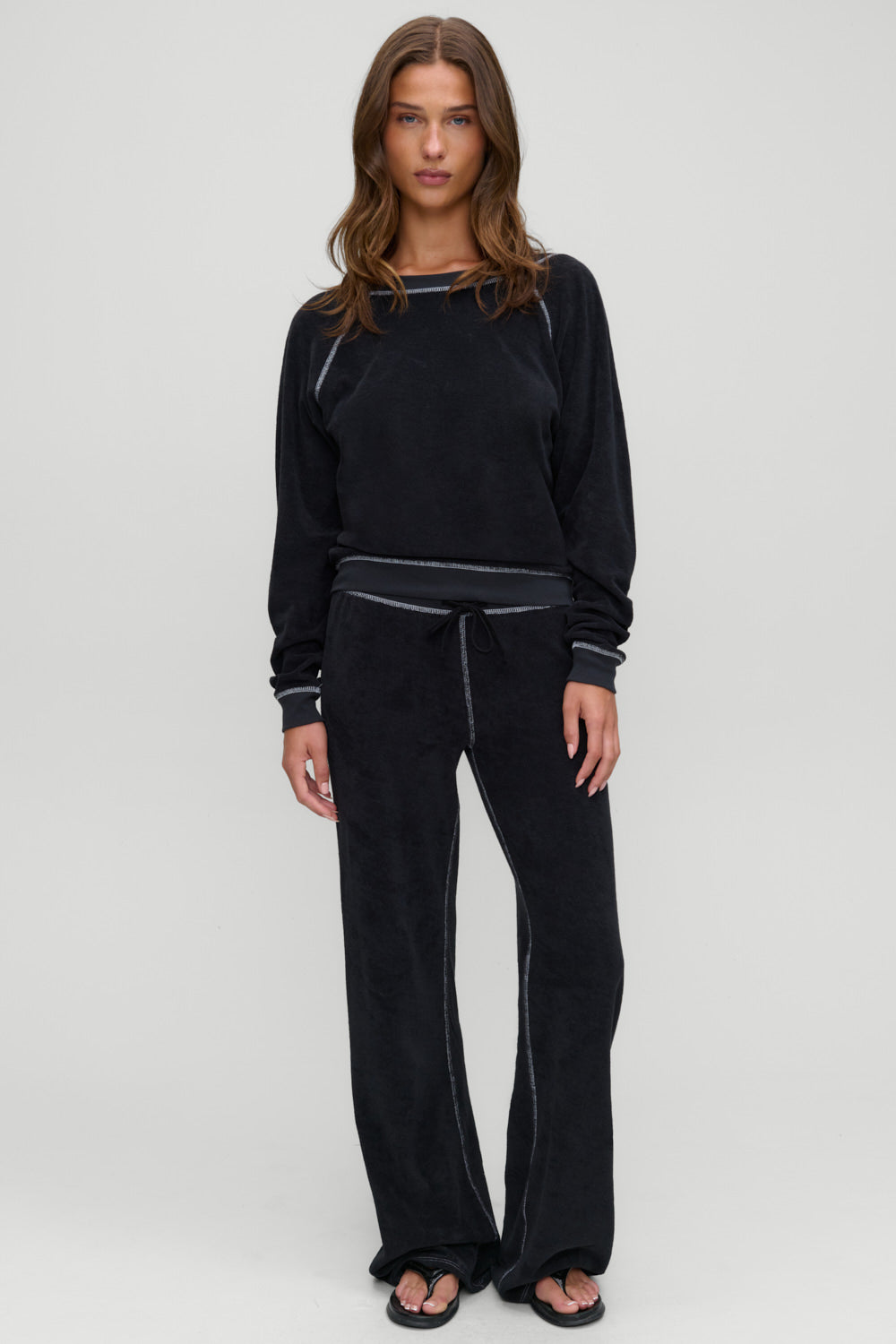 Robertson terry sweatshirt in Laurel black, front view on model