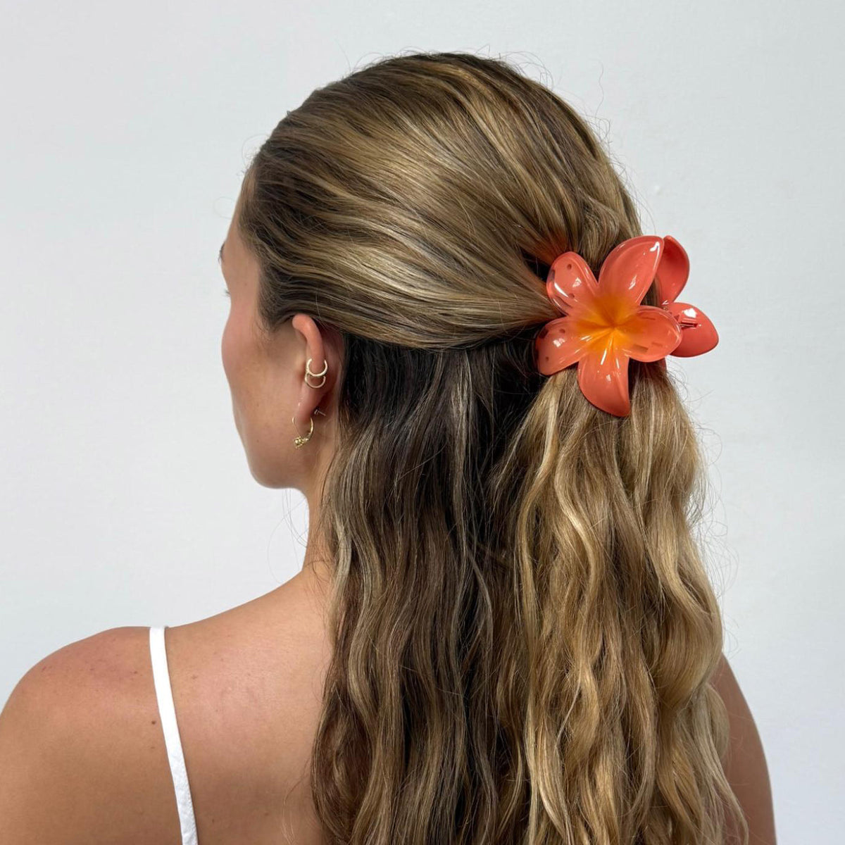 Super Bloom Clip in Peach Spritz, side view showing the claw